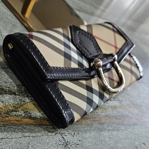 Burberry Haymarket Wallet Excellent Condition - Picture 11 of 16